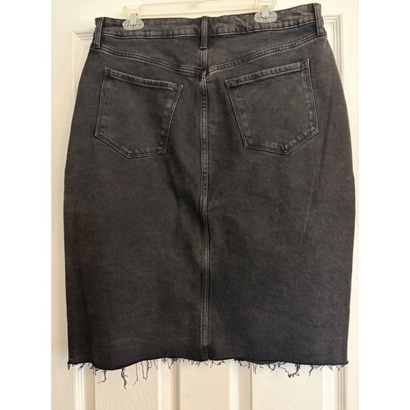 Old Navy Higher High-Rise Denim Midi Skirt Black Button Fly Raw Hem SZ 16 - Picture 2 of 8
